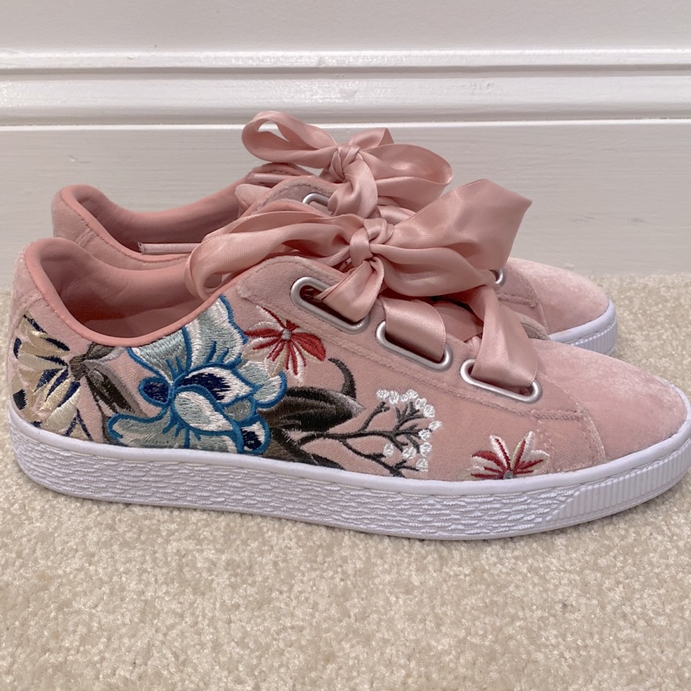 Never worn | Floral PUMA Suede sneaker